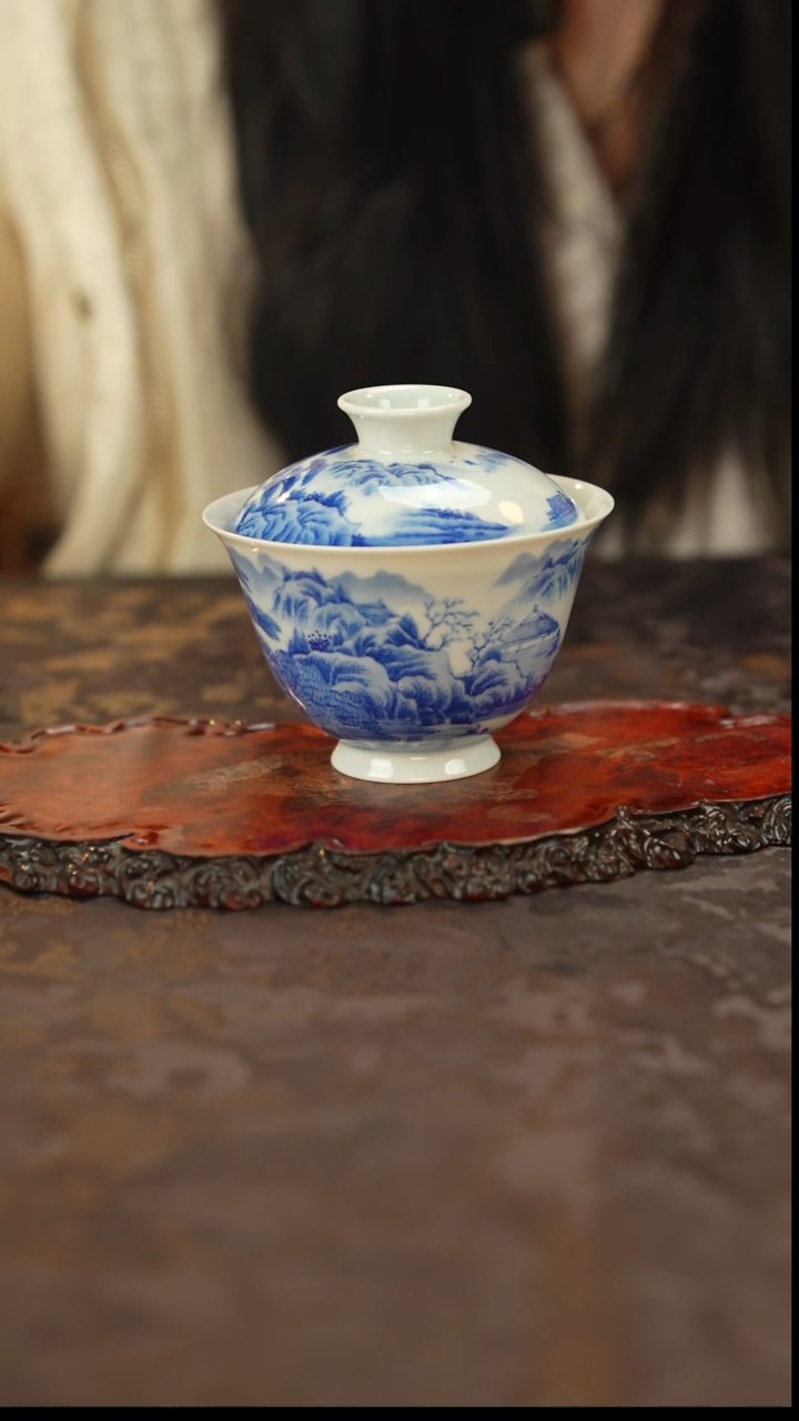 青花手绘山水盖碗