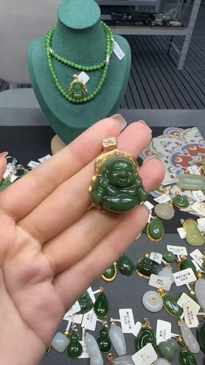 18K金镶嵌和田玉挂件1