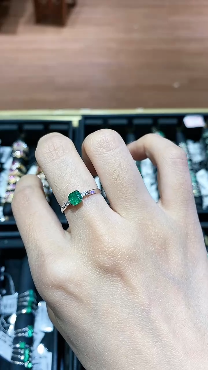 【闪购商品】祖母绿戒指18K金镶嵌戒指