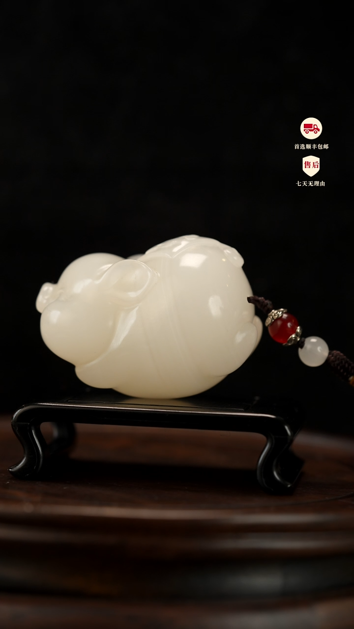 云南石荔枝白雕刻：纳福飞猪手把件