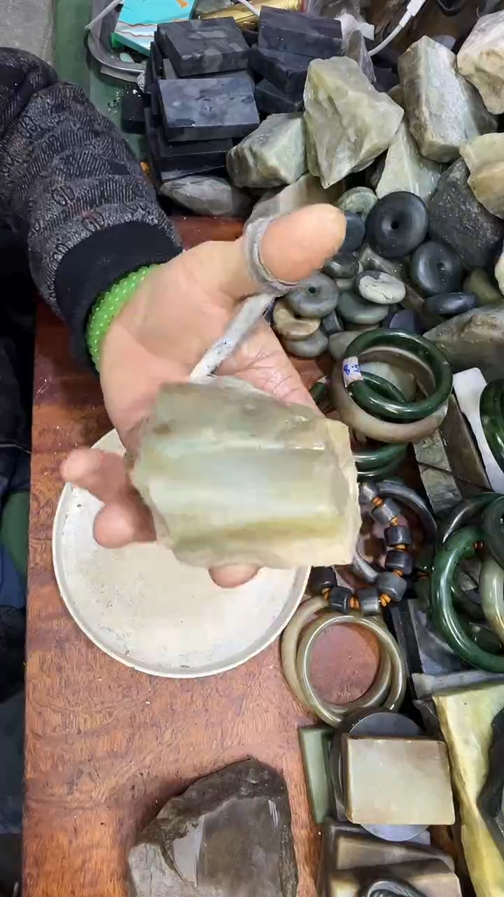 未镶嵌和田玉（糖玉）珠宝半成品1
