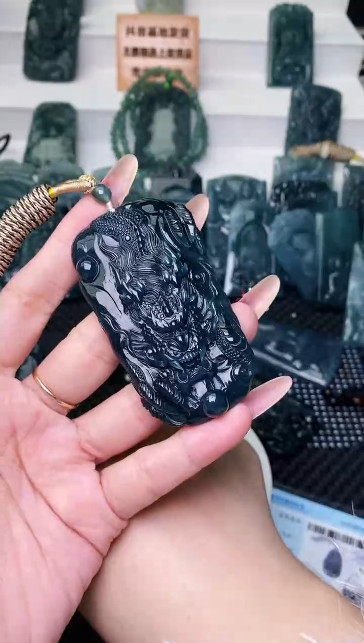 颈饰未镶嵌翡翠 