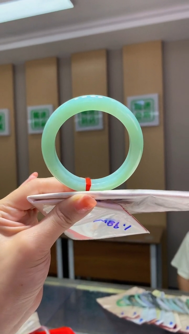 翡翠手镯未镶嵌-Q189 圈口52.5