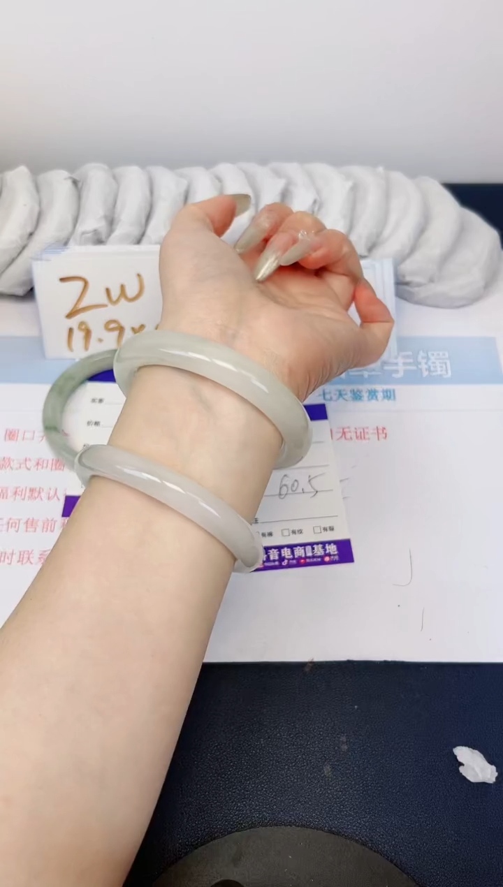 【闪购商品】石英质玉手镯合金194