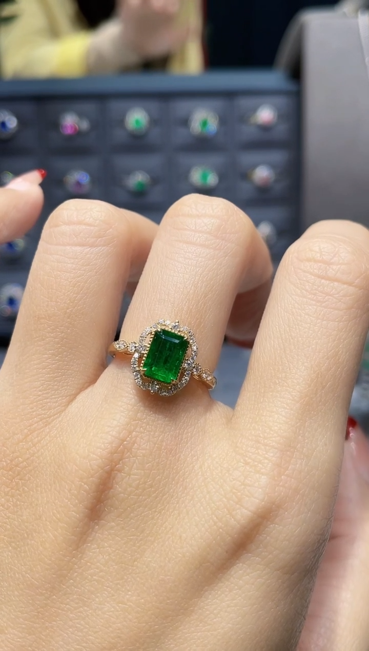 【闪购商品】祖母绿戒指18K金镶嵌1.28克拉