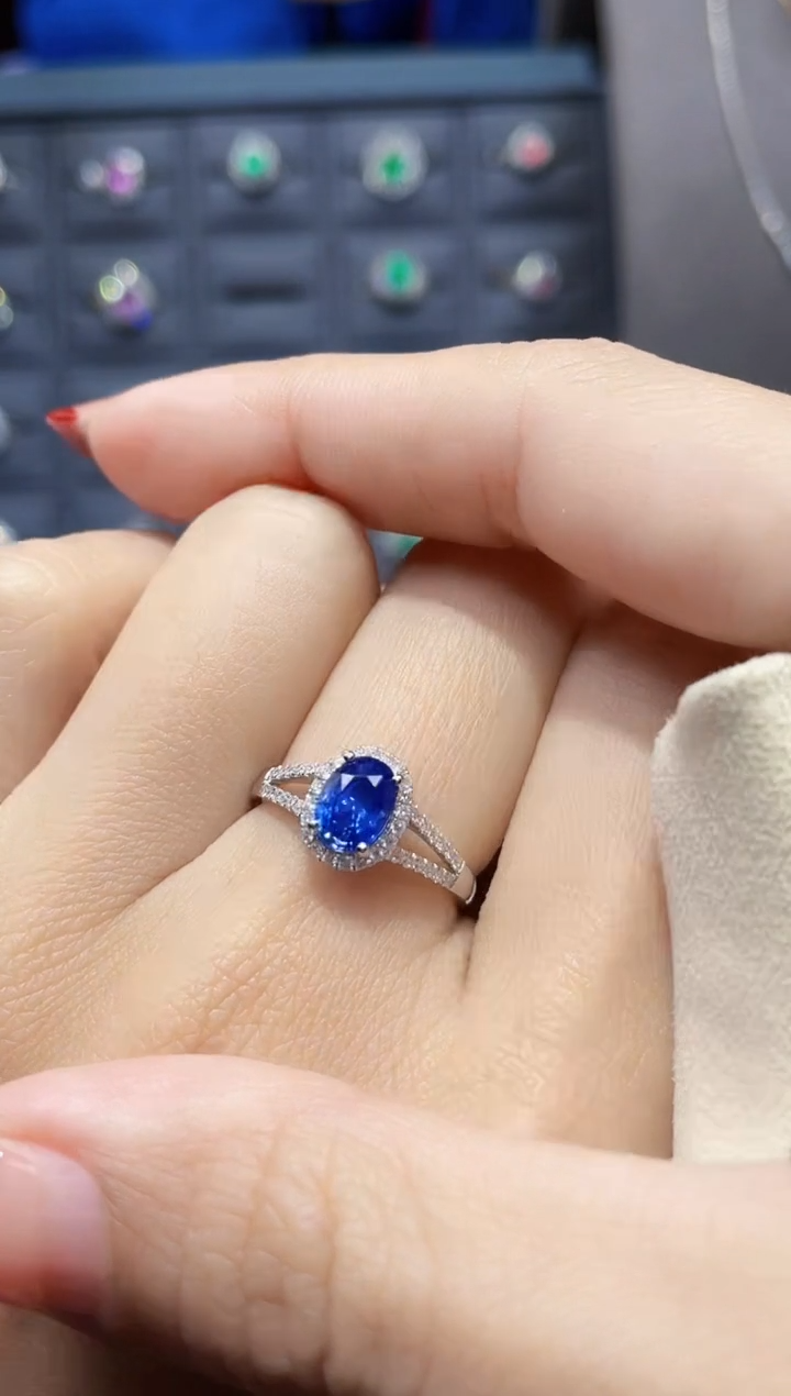 【闪购商品】蓝宝石戒指18K金镶嵌1.22克拉/矢车菊