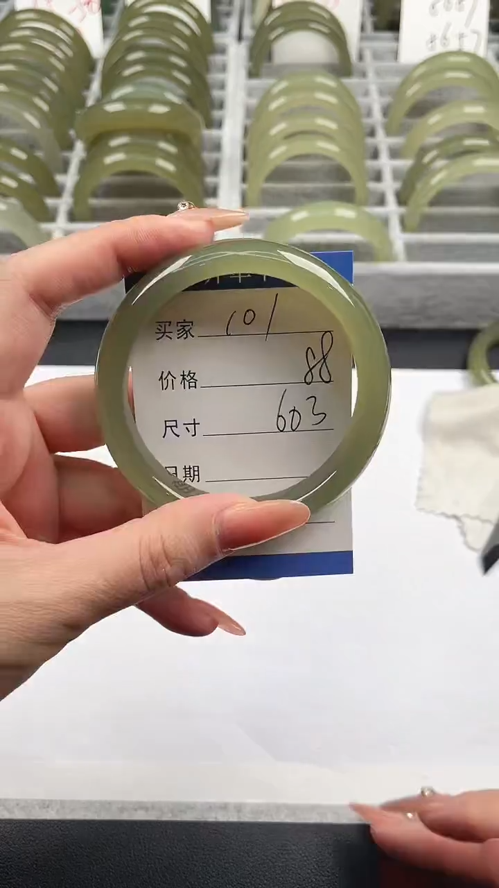 未镶嵌手镯石英质玉湖水绿60/61