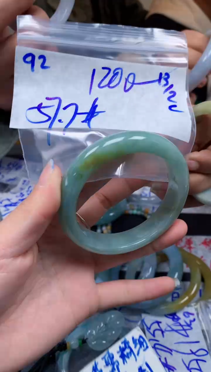 【闪购商品】定制翡翠未镶嵌92毛货需精细抛光手镯多样性拍一发一