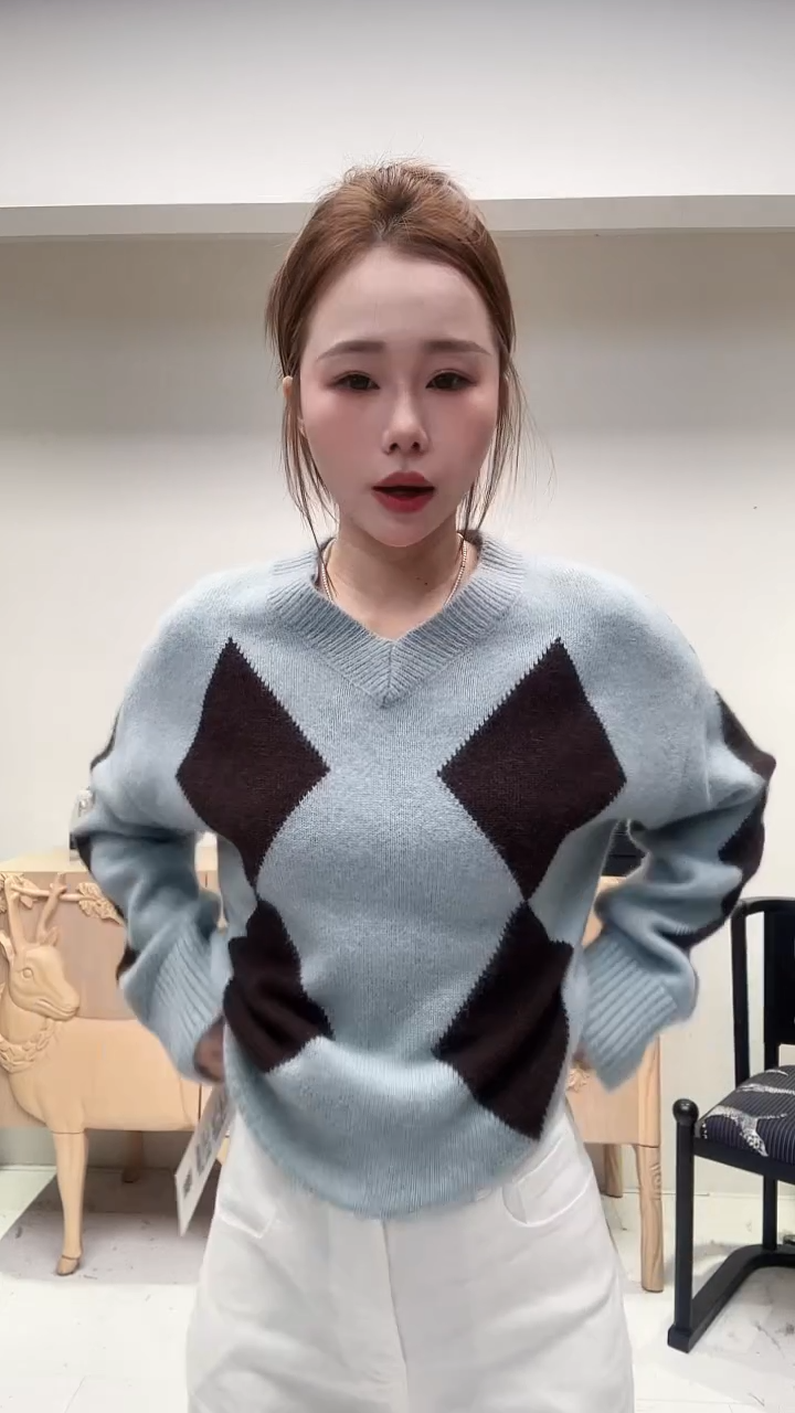 蓝色菱形格混纺上衣