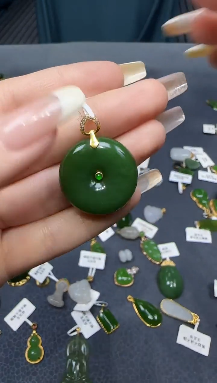 【闪购商品】和田玉挂件18K金镶嵌1