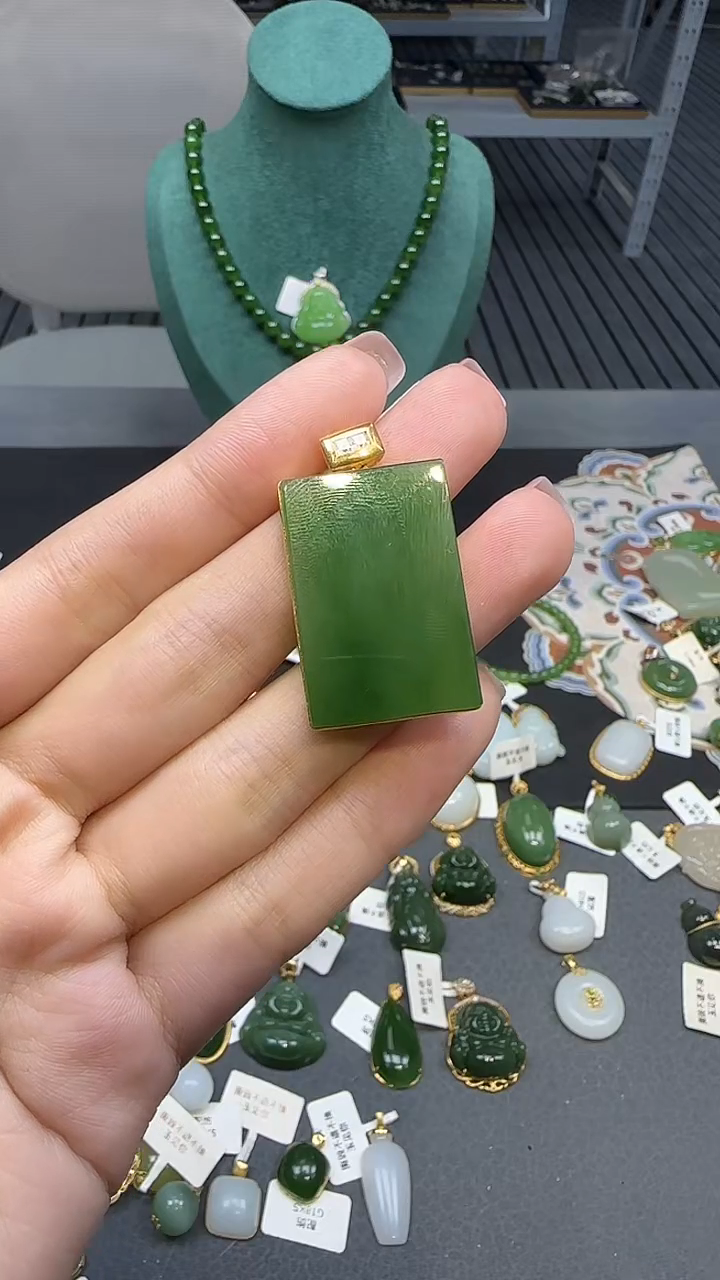 18K金镶嵌和田玉挂件1
