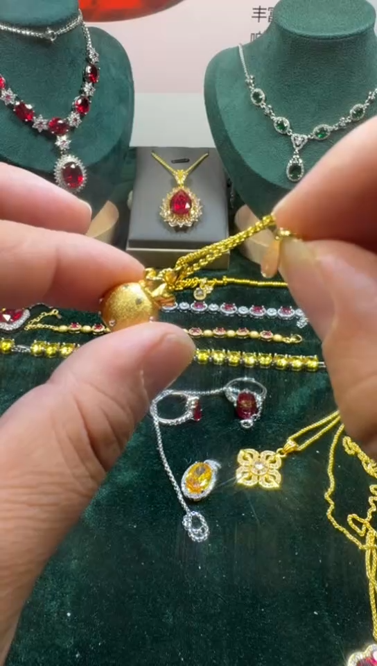 颈饰18K金镶嵌钻石1