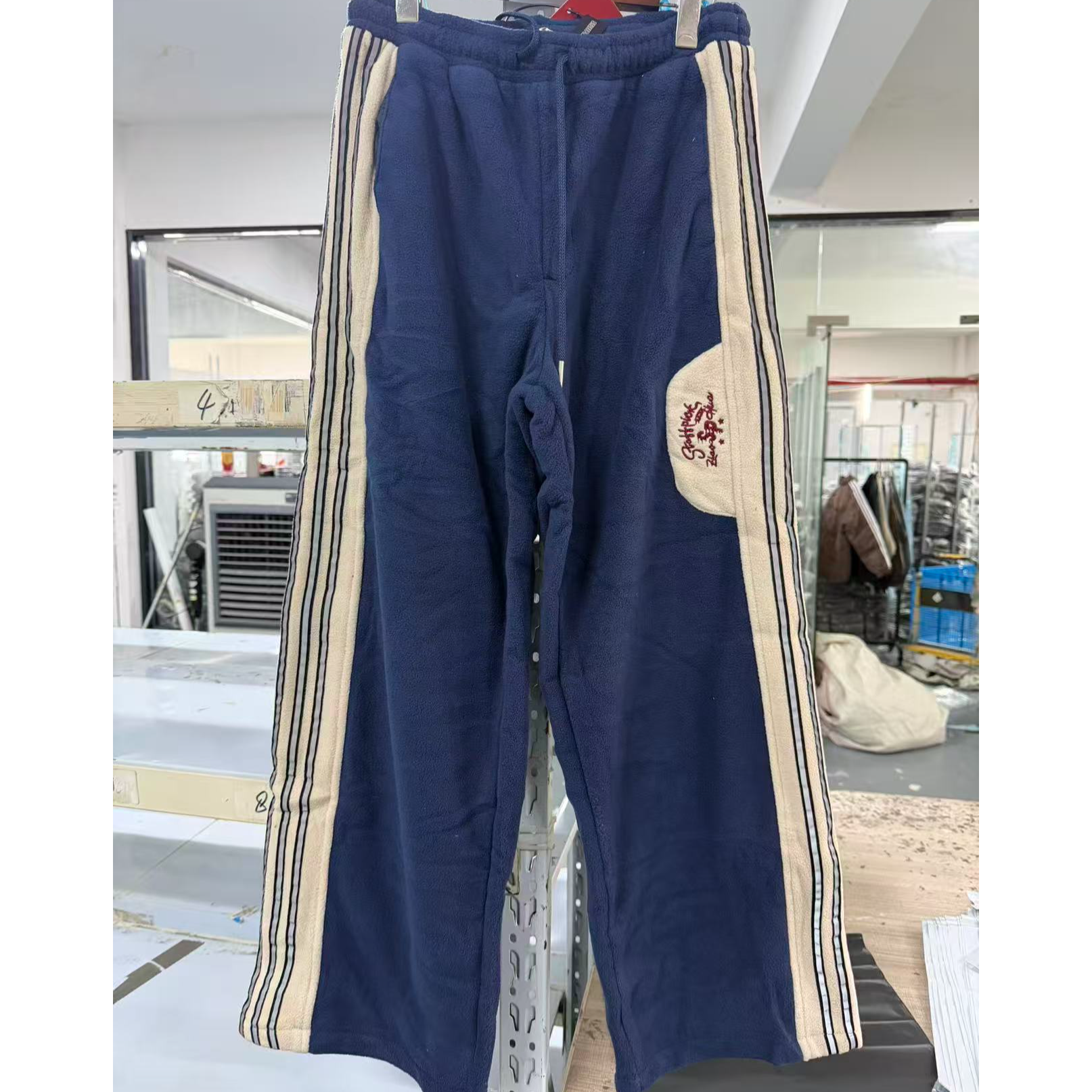 K81美式复古秋冬季保暖学院风撞色三条杠摇粒绒宽松阔腿休闲长裤