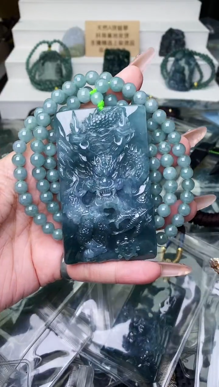 颈饰未镶嵌翡翠 