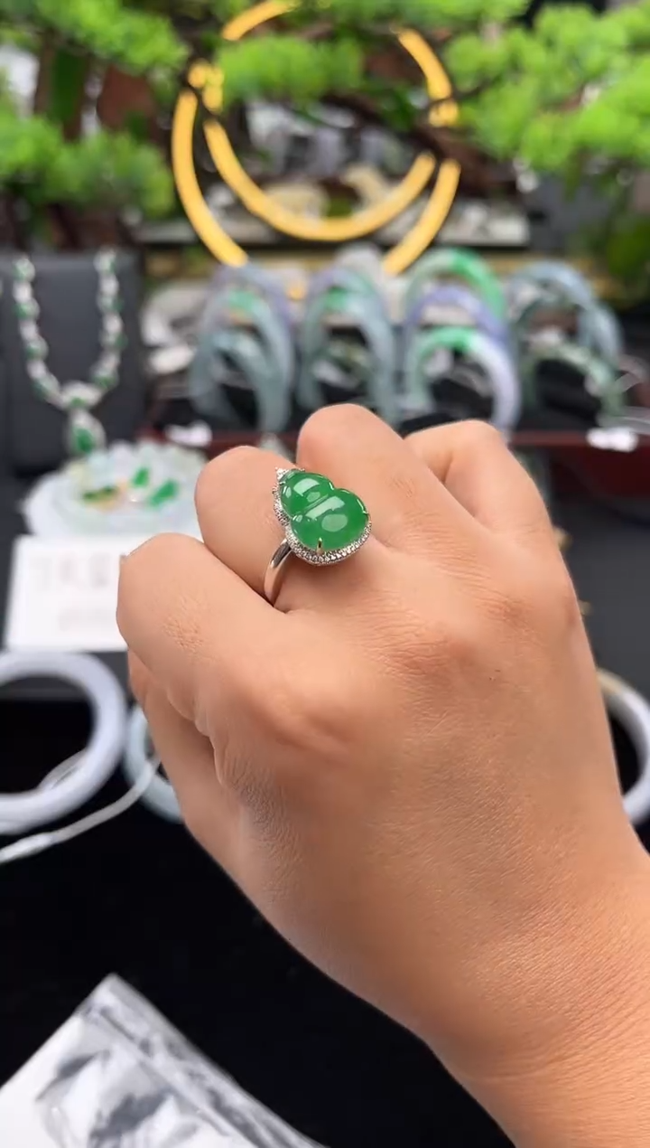 18K金镶嵌戒指翡翠戒指