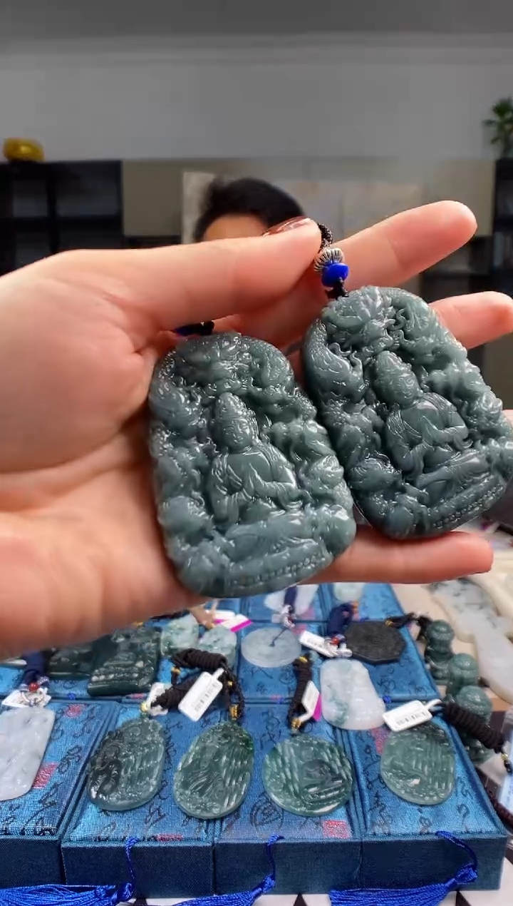 颈饰未镶嵌翡翠   多样性发其一