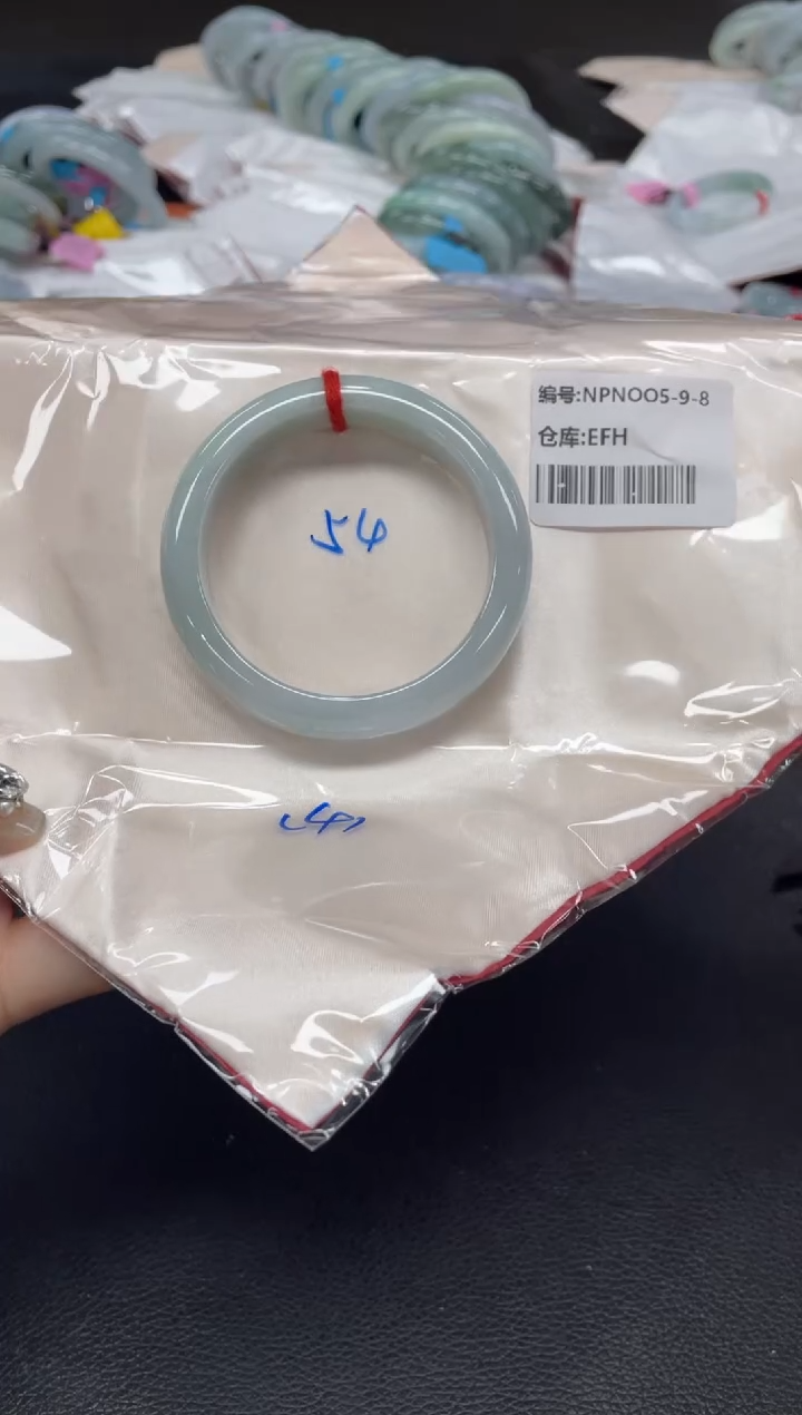 翡翠手镯未镶嵌A****?翡翠手镯