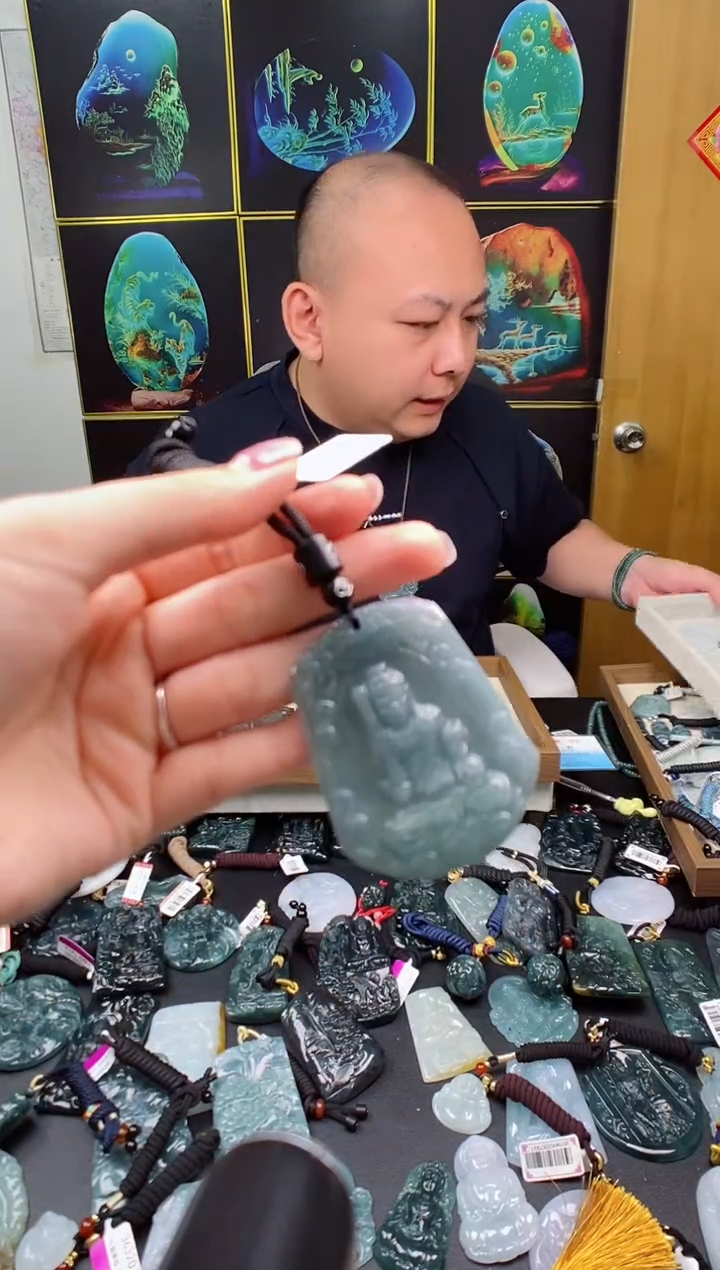 翡翠未镶嵌颈饰多样性发其一