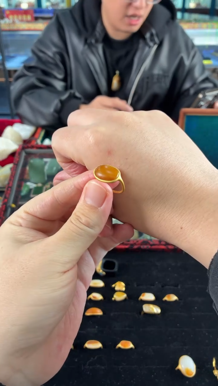 颈饰18K金镶嵌和田玉见**著戒指