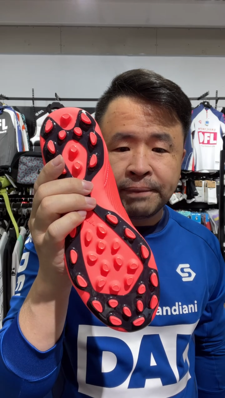 宏**音尺码40.5/255，价格199送袜子