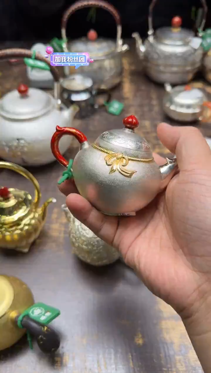 无***宝呆坐手敲雪花纹錾刻鎏金有凤来仪如意壶