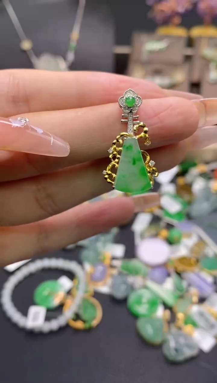 【闪购商品】翡翠颈饰18K金镶嵌净货18498