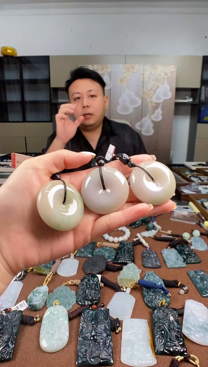 颈饰未镶嵌翡翠  多样性发其一
