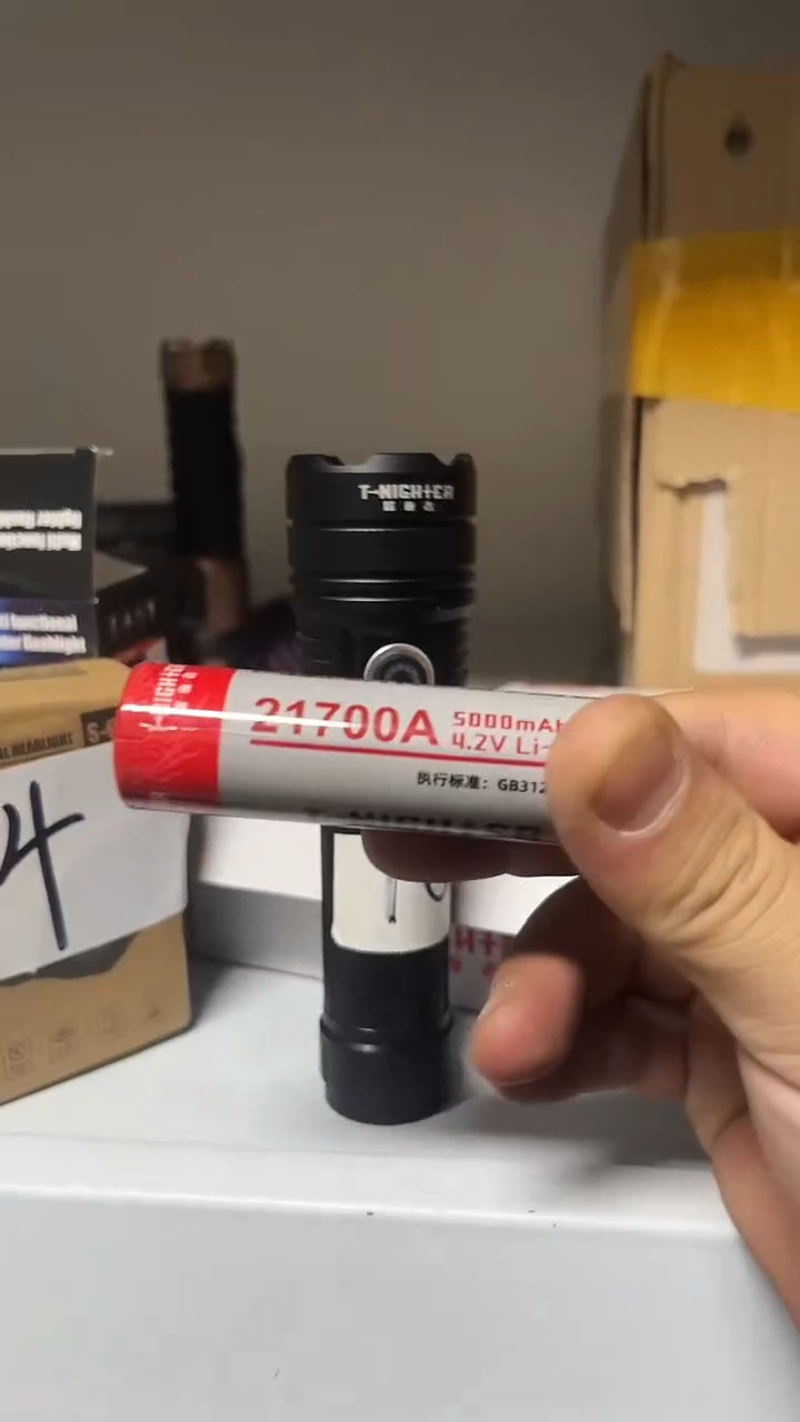 V8定焦点火手电两节电池