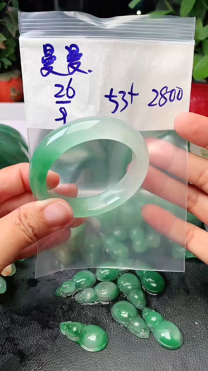 定制石英质玉（非洲翠）?*曼手镯