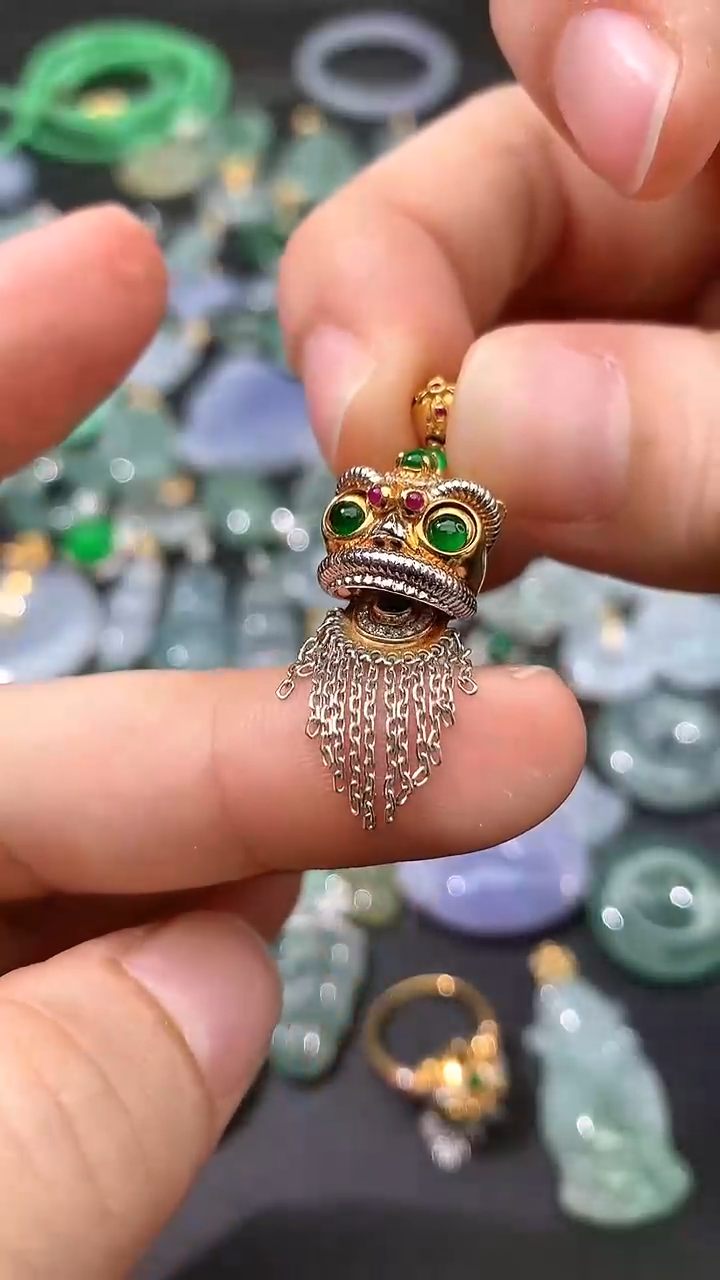 翡翠18K金镶嵌颈饰吊坠