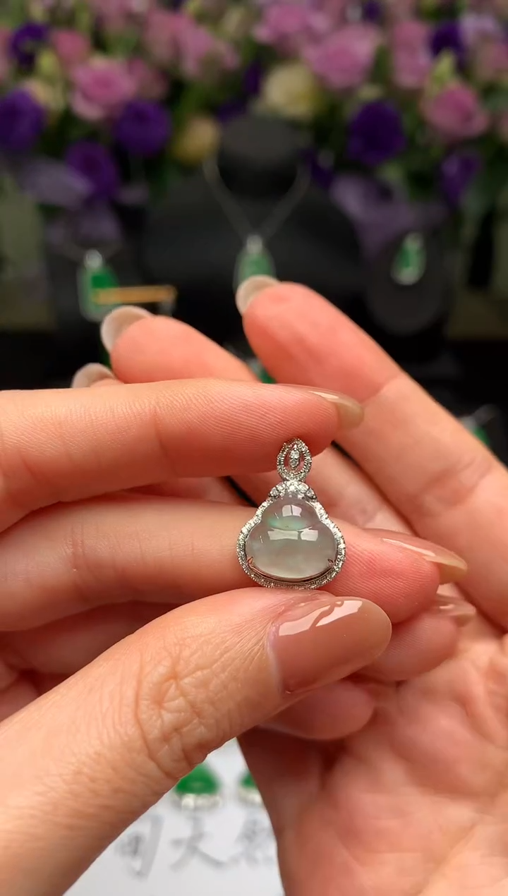 颈饰18K金镶嵌翡翠葫芦