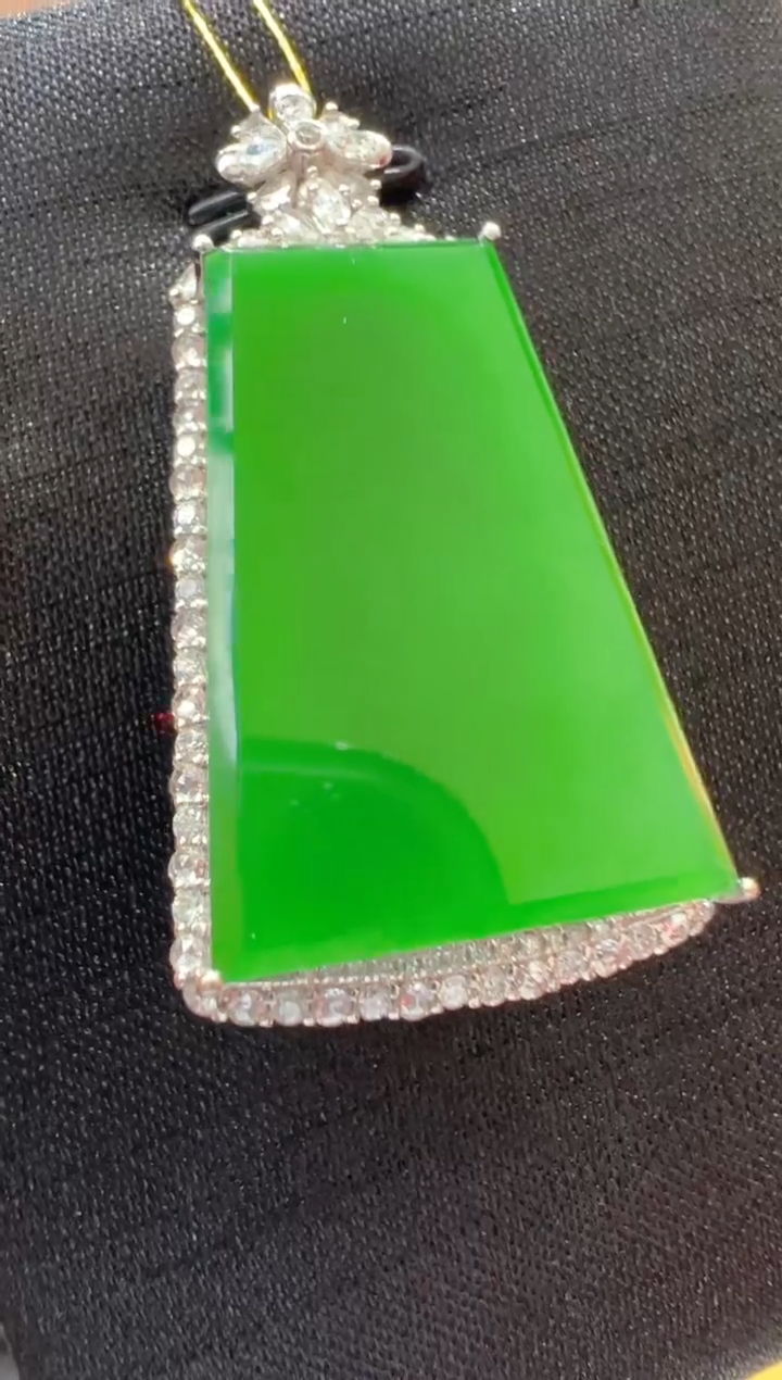 【闪购商品】翡翠吊坠(不含链)18K金镶嵌            