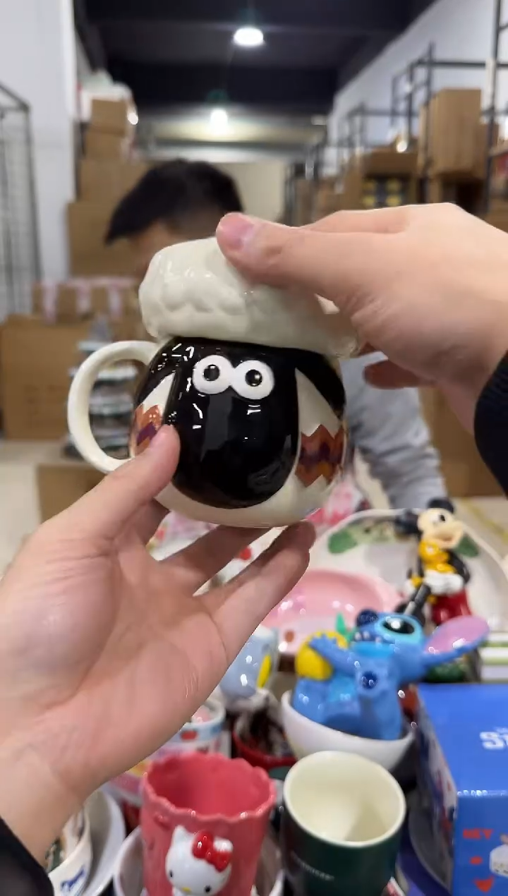 瓷片小羊肖恩带盖杯