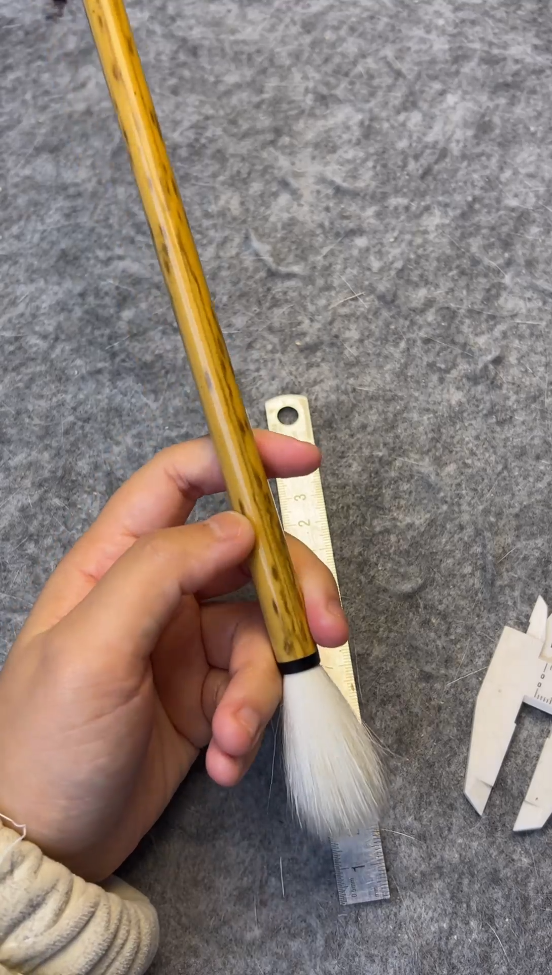 羊毫毛笔 1支 出锋4.5cm 口径1.0cm 笔杆微瑕 仅限清水试笔