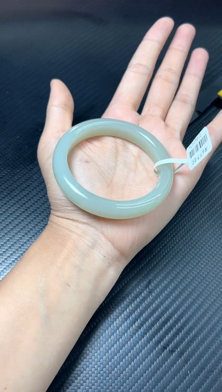 未镶嵌手镯和田玉且末微色差近矿58+km 