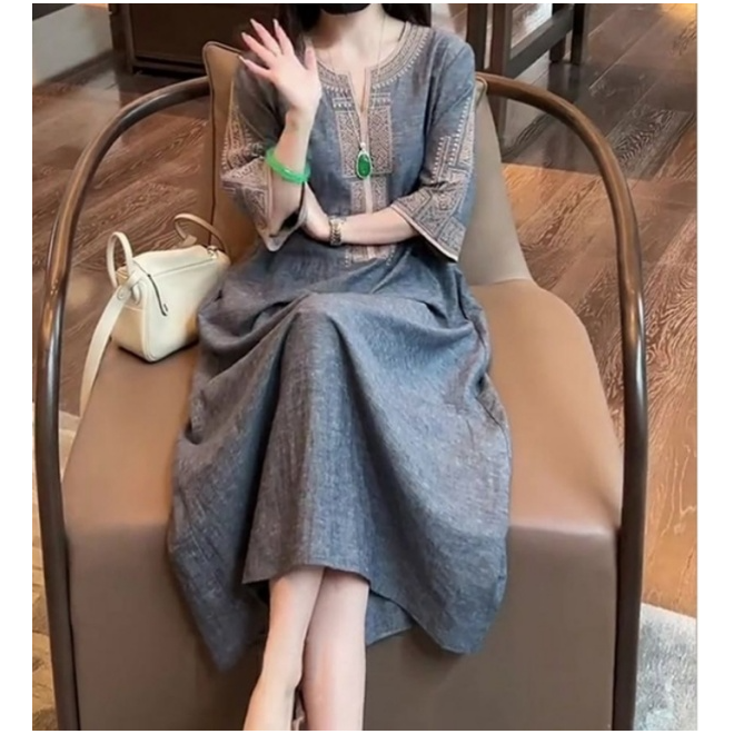 新中式刺绣V领连衣裙女2025夏季新款宽松显瘦休闲气质长裙子A360