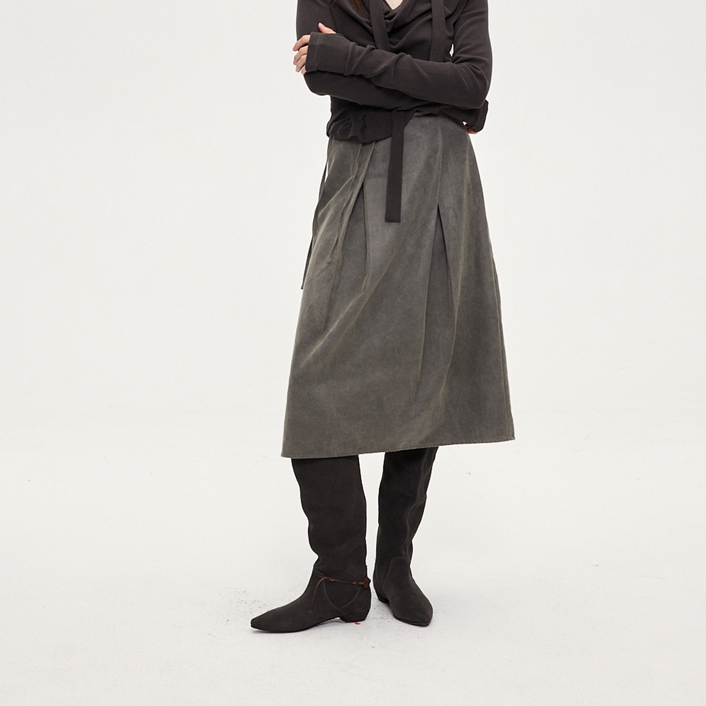 ACOSEY 原创设计复古雾面洗水灰麂皮不规则压褶设计A字半裙Q9313