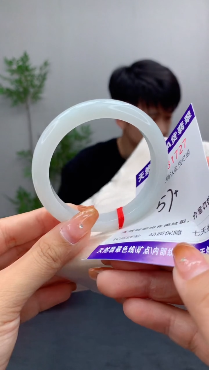 未镶嵌手镯翡翠有纹，完美者勿拍