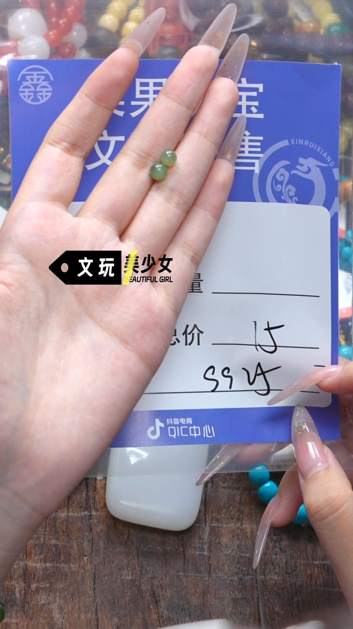 和田玉未镶嵌珠宝奇石花**。玉