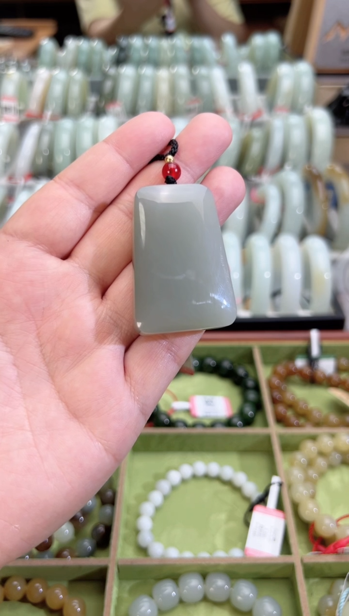 吊坠(赠链)未镶嵌和田玉且末料青白玉无事牌