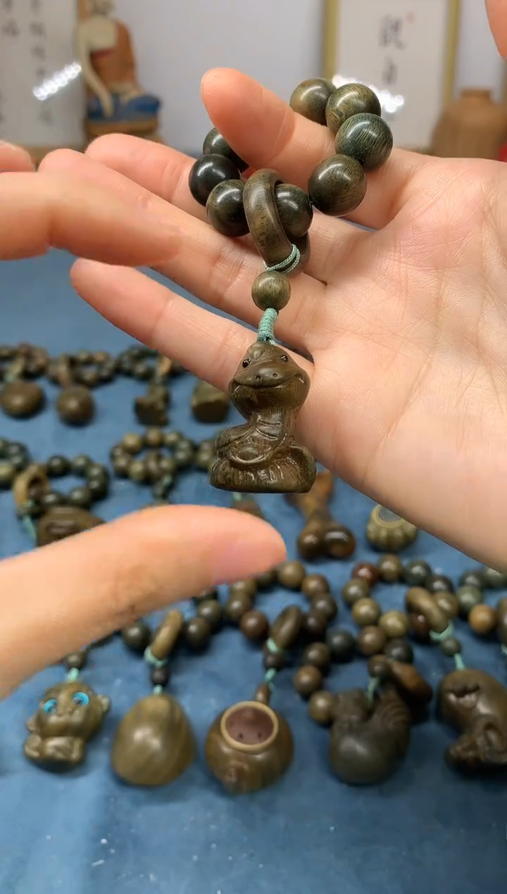 【闪购商品】维腊木（绿檀）把件 招财蛇 盘玩件