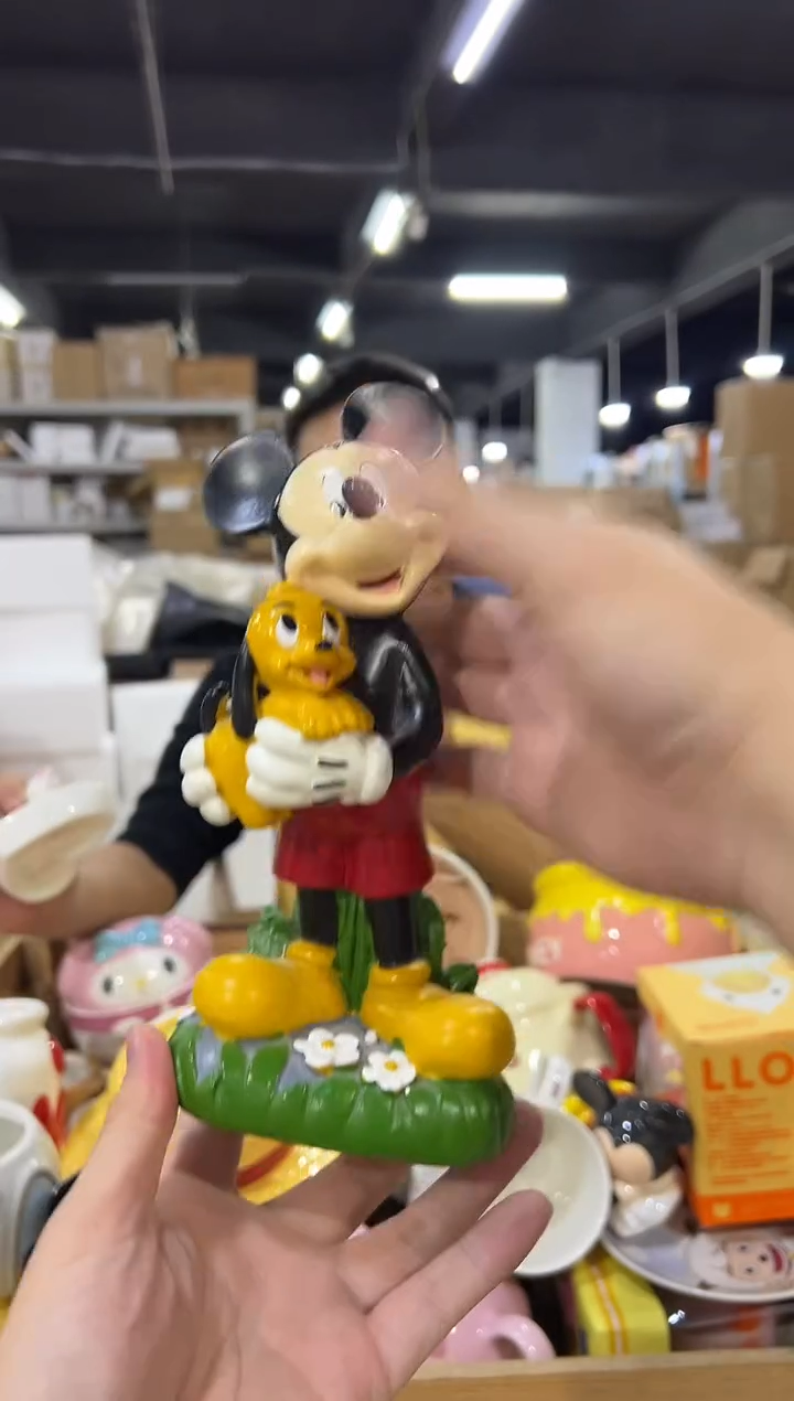 瓷片米奇抱布鲁托摆件 树脂