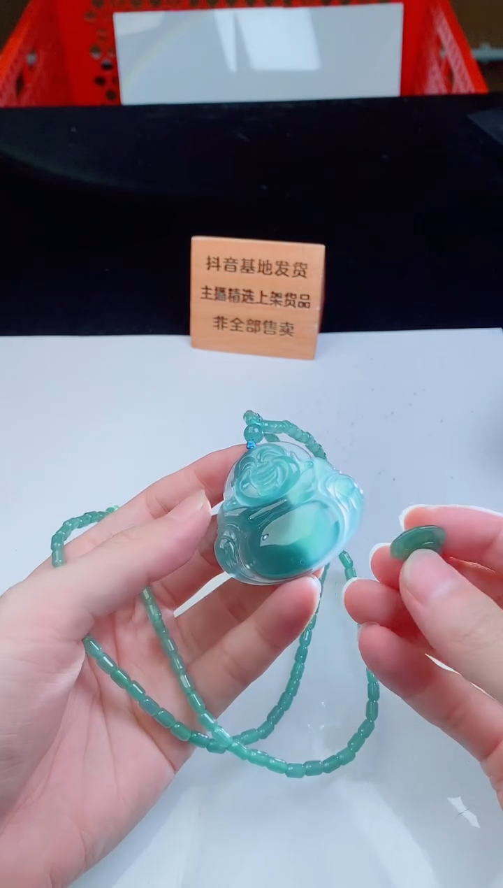 颈饰未镶嵌翡翠      