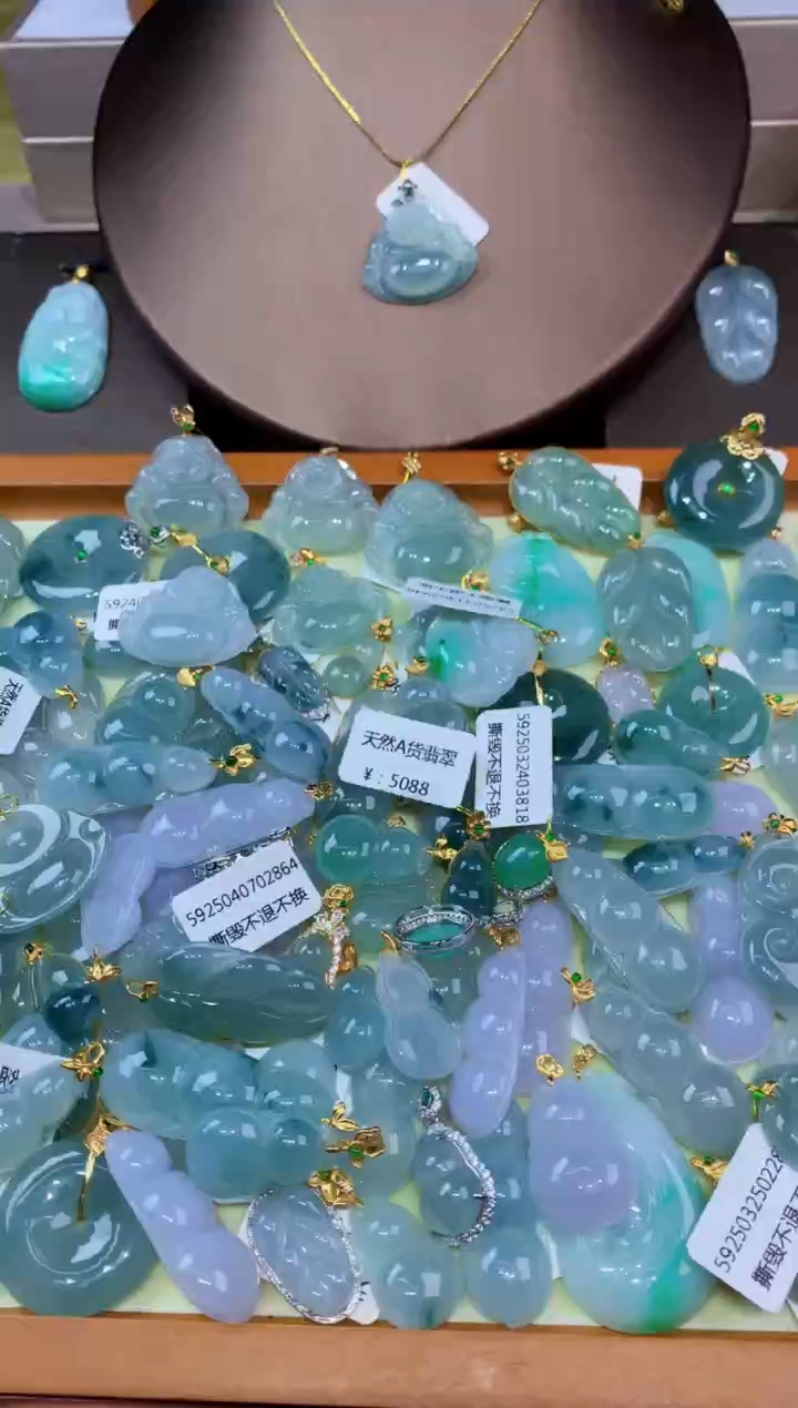 翡翠18K金镶嵌颈饰天然翡翠挂件