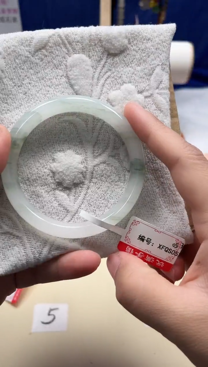 【闪购商品】石英质玉手镯未镶嵌天山翠