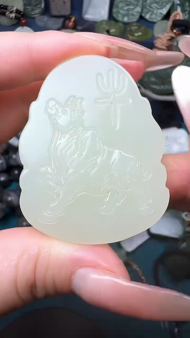 颈饰未镶嵌和田玉牛