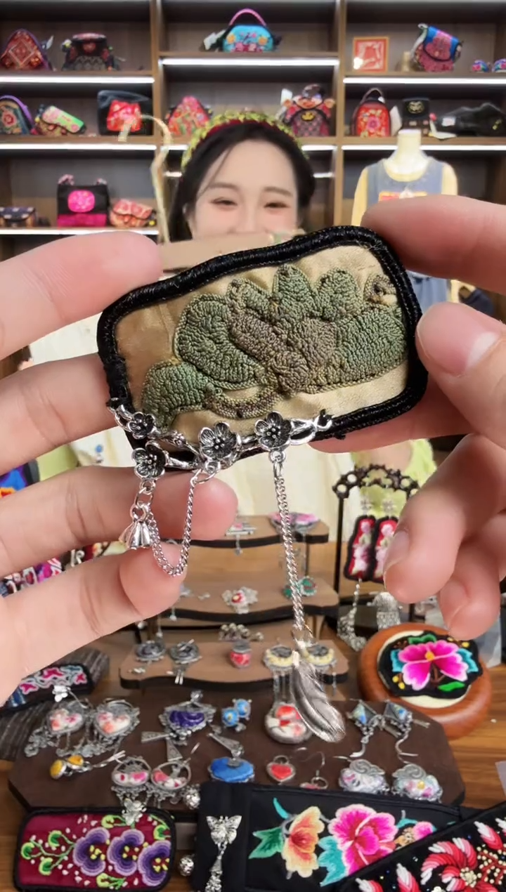 【闪购商品】织绣140蒙阿苏苗绣传承