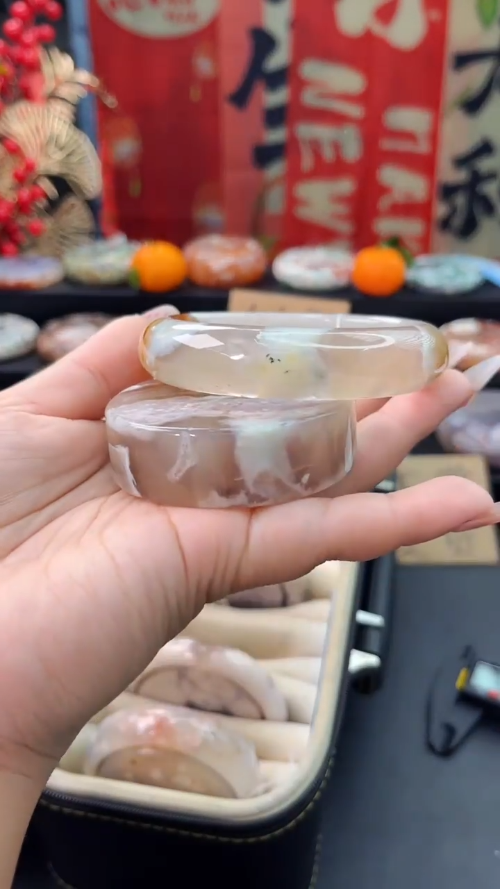 【闪购商品】石英质玉手镯未镶嵌赠送镯心（60圈口