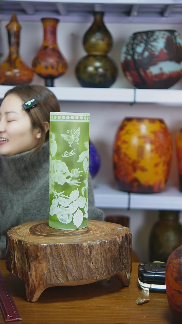 苏*苏琉璃格雷花瓶台面