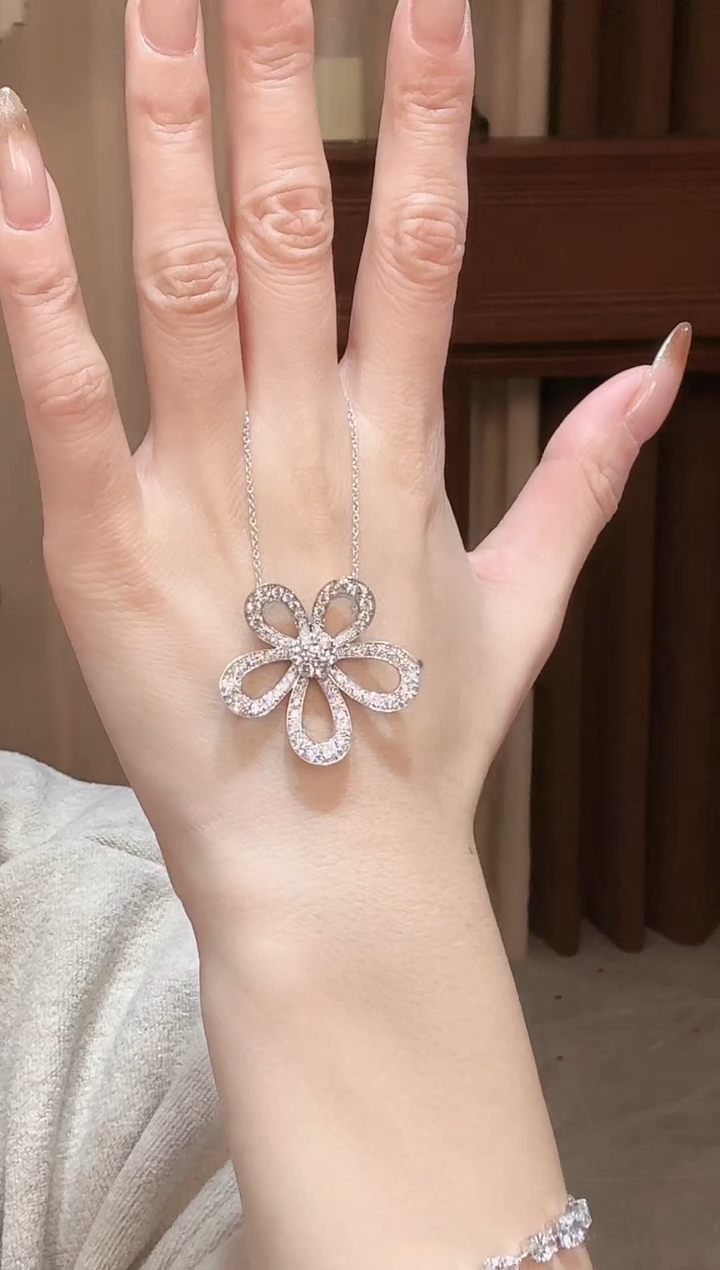 18K金镶嵌颈饰实验室培育钻石满钻五叶花瓣项链